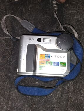 Sony FD Mavica MVC-FD75 Digital Still Camera with 3.5 Floppy NO BATTERY UNTESTED